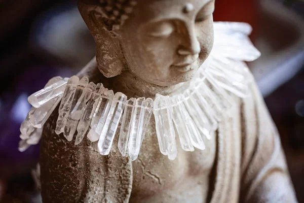 Détail Rapproché Nature Morte Statue Bouddha Avec Collier Quartz Cristal — Photo