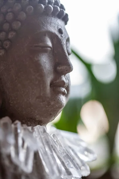 Detalhe Perto Ainda Vida Estátua Buda Com Colar Quartzo Cristal — Fotografia de Stock