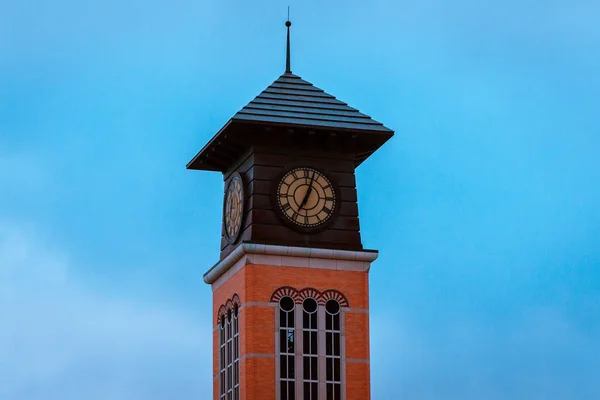 Πύργος Στα Ανοικτά Ένα Ακαδημαϊκό Κτίριο Στην Grand Valley State — Φωτογραφία Αρχείου