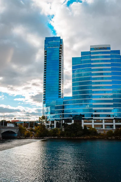 Grand Rapids, Mi / Amerika Birleşik Devletleri - Ekim 9th 2015: gökyüzü kazıyıcı Grand Nehri Grand Rapids Michigan tarafından