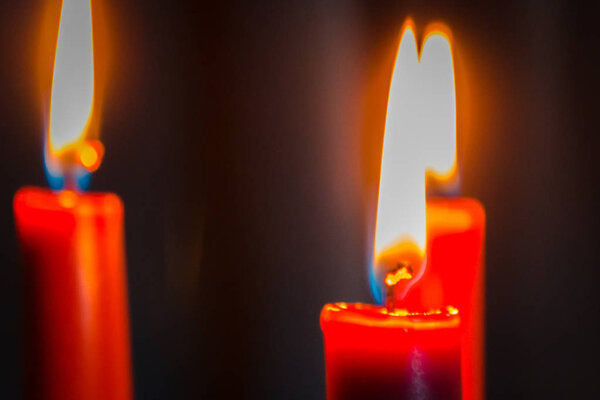 Адвент свечи зажжены, чтобы отметить
