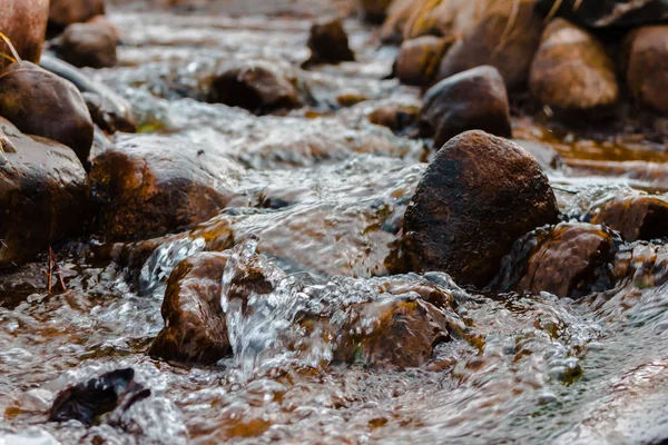 Rilassante Ruscello Che Scorre Attraverso Pietre Durante Inverno — Foto Stock