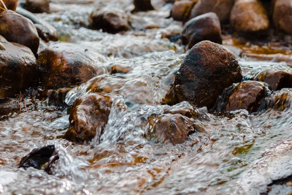 Ruscello Che Scorre Sulle Rocce Inverno — Foto Stock