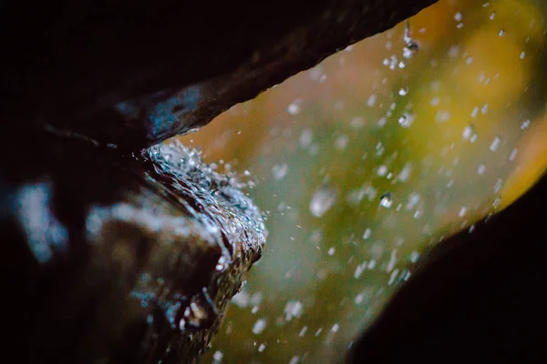 Wassertropfen Die Auf Einen Stein Spritzen — Stockfoto