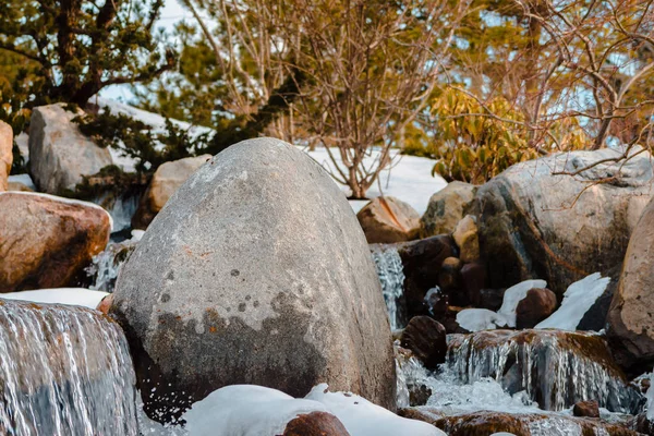 Cascate Invernali Che Scorrono Sulle Rocce — Foto Stock