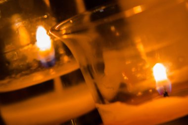 yanan mumlar bir odayı aydınlatma makro çekim