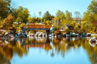 Grand Rapids Michigan bir bahar gününde Frederick Meijer bahçelerde Japon bahçeleri ikonik köprüsünde