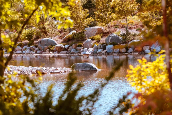 Japon fener Heykel Bahçe ortasında sıkışmış bir gölet üzerinde izole
