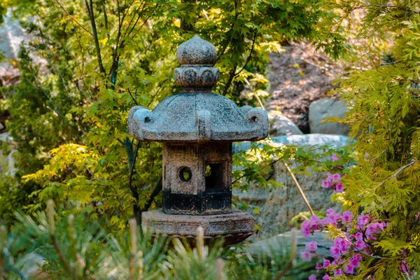 密歇根州大急流城日本花园入口处的灯笼雕像 — 图库照片