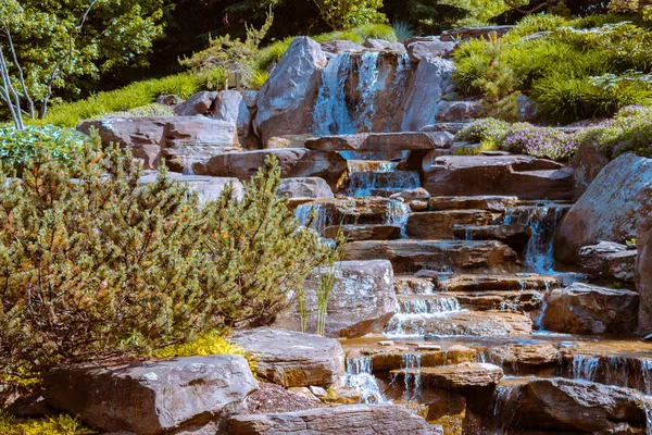 Frederik Meijer Gardens Heykel bahçesinde güzel şelale