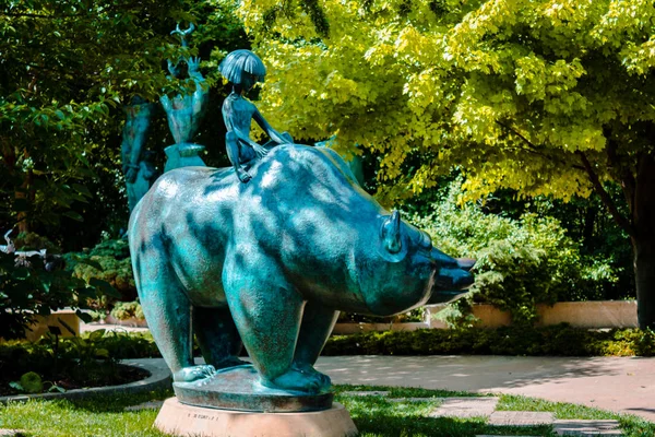 Estatua Niño Montando Oso Los Jardines Frederik Meijer — Foto de Stock