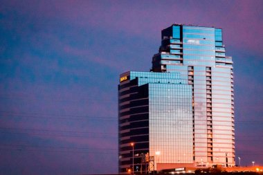Mavi saat boyunca Grand Rapids Michigan Skyline üzerinde uzun boylu duran Köprü Su yer