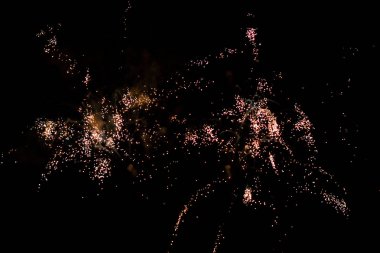 Bir gösteri sırasında patlayan çatırtılı havai fişek