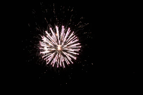 Vereinzelt Explodierendes Weißes Feuerwerk — Stockfoto