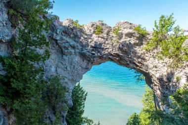 Mackinac Adası'ndaki Arches kayasından Michigan Gölü'nün güzel manzarası