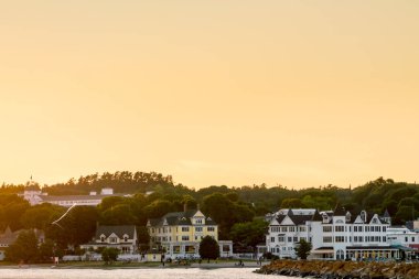 Michigan yaz gecesinde Mackinac Adası limanından ayrılırken güzel bir gün batımının keyfini çıkarın