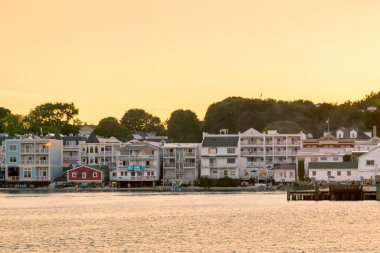 Aydınlık turuncu ve sarı gün batımı sırasında Downtown Mackinac Adası