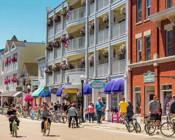 Bicyclists Cruising Streets Downtown Mackinac Island Summer — Stock Photo, Image