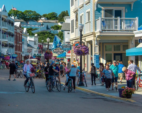 Mackinac Island Michigan şehir merkezinin kalabalık sokakları turistlerle dolu