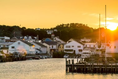 Gün batımında Mackinac Adası Limanı
