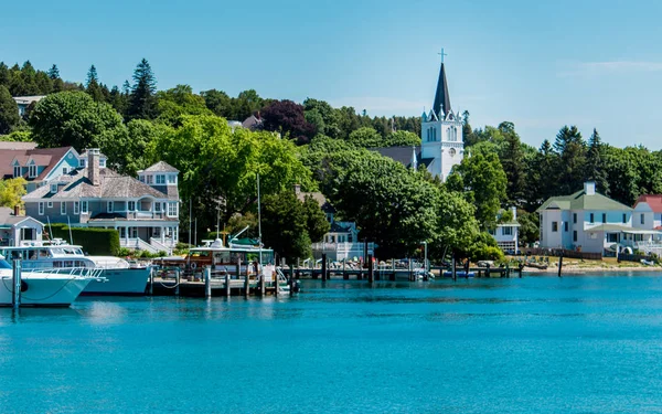 Mackinac Adası limanında Sainte Anne kilisesi