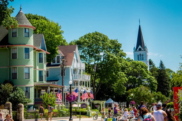 Sainte Anne'in kilisesi Mackinac Island Michigan şehir merkezinden gelen ağaç lık tabiri üzerinde doruğa ulaştı.