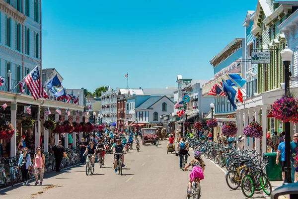 Mackinac Island Michigan şehir merkezinin işlek sokakları