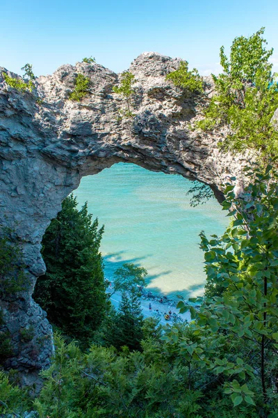 Mackinac Adası'ndaki Archs kayasından Michigan Gölü manzarası