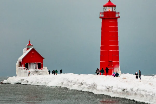 Deniz feneri Grand Haven Michigan kışın dondu.