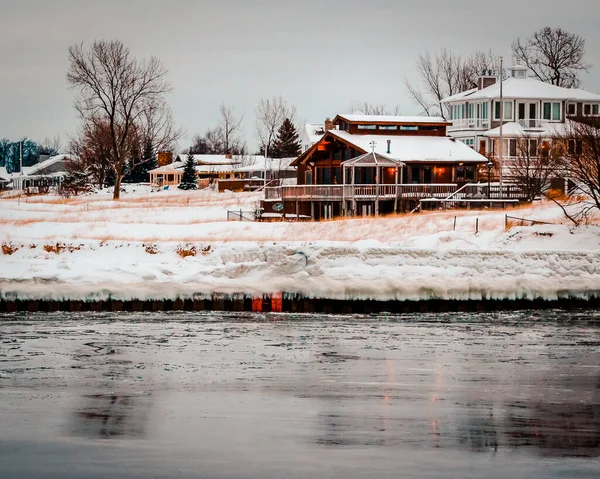 Grand Haven sahilinin kışın kıyı şeridi