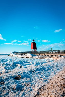 South Pier Light evinin manzarası ve Charlevoix MI 'daki Michigan Gölü' nün buz tepeleri.