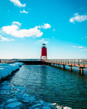 Michigan Gölü kış boyunca Charlevoix MI 'daki South Pier deniz fenerinde çözülür.