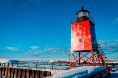 Kış boyunca Charlevoix Michigan 'daki Güney İskelesi Deniz Feneri
