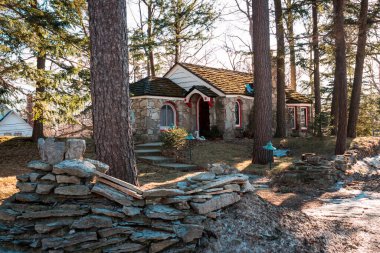Earl Young tarafından Charevoix Michigan 'da yapılmış küçük bir mantar evi.