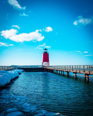 Charlevoix Michigan 'daki deniz fenerinde uzun bir kıştan sonra bahar buzlar çözülür.