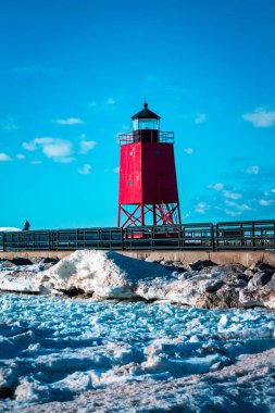 Charlevoix Michigan 'daki kırmızı ışık evi donmuş bir sahilden vuruldu.