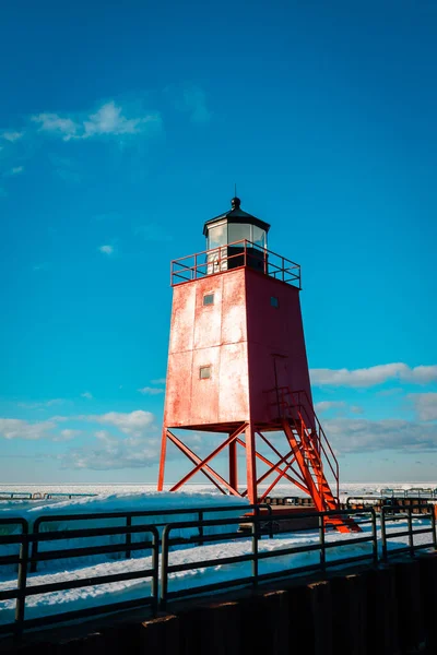 Primer Vistazo Audaz Faro Rojo South Pier Charlevoix Michigan Invierno — Foto de Stock