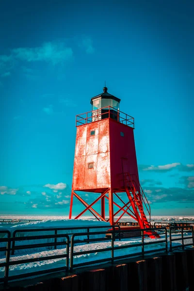 Primer Vistazo Audaz Faro Rojo South Pier Charlevoix Michigan — Foto de Stock