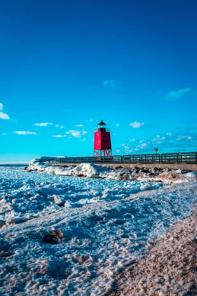 Charlevoix Michigan 'daki kırmızı ışık evi donmuş bir plajdan çekildi.