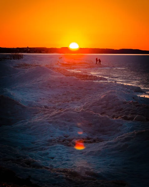 Paar Spaziert Winter Bei Sonnenuntergang Über Die Eisdünen Des Gefrorenen — Stockfoto