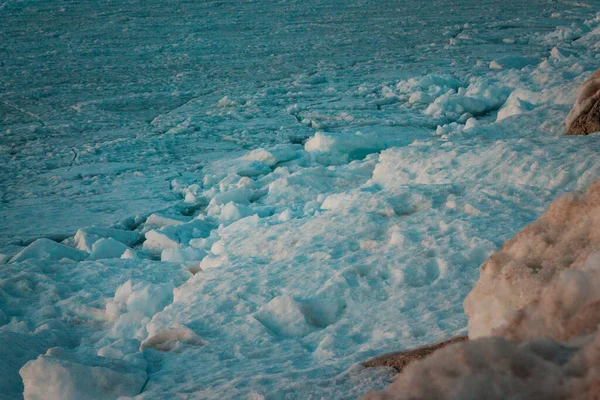 ミシガン州ペトスキーの桟橋に沿って砕ける氷床 — ストック写真