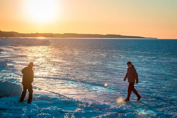 Menschen Gehen Auf Einem Zugefrorenen Michigansee Petoskey Michigan — Stockfoto