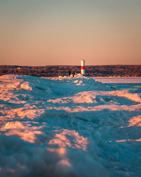 Der Mit Eis Bedeckte Pier Der Zum Leuchtturm Petoskey Michigan — Stockfoto