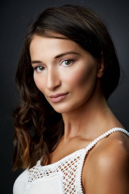 Gri bir arkaplanda güzellik portresini kapat