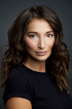 Gri bir arkaplanda güzellik portresini kapat