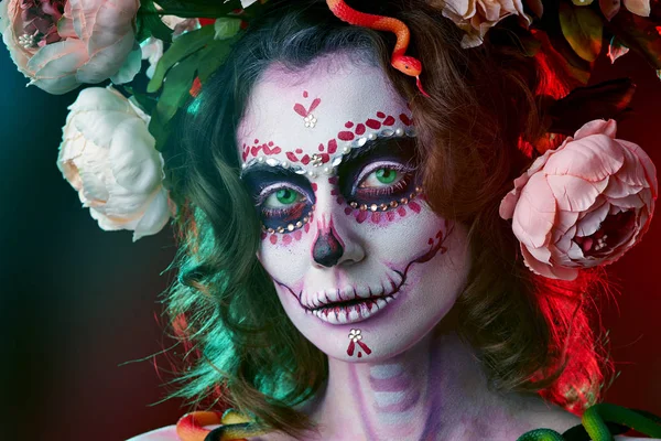 Halloween Utgör Sockerskallen Vacker Modell Santa Muerte Konceptet — Stockfoto