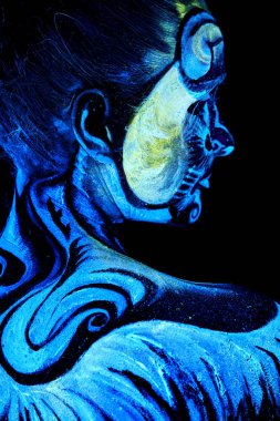 neon boya yaratıcı parlak UV portresi