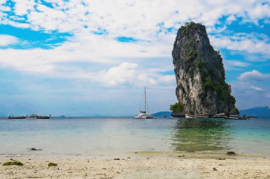 Poda Island yakınındaki dikey kayalıklarla
