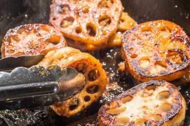 Nilüfer kökü doldurulmuş sandviç pişiriyorum.