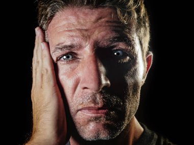 elle duygu hayal kırıklığı ve depresyon çaresiz umutsuz seyir yüzündeki üzgün ve depresyonda adam portresi kapatın ve izole üzüntü yüz ifadesi kavramı siyah bg